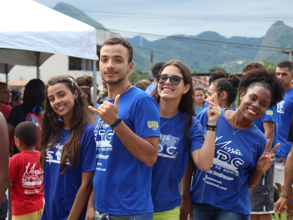 Jovens sorrindo para a camera